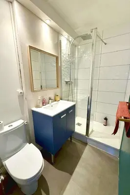 Salle de bains dans l'établissement Coloc studio standing mueble netflix gare