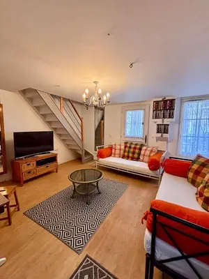 Coin salon dans l'établissement Maison de pêcheur située au pied du Monument Historique classé en 2020 le pont Colbert Maison à deux pas du centre ville Maison familiale