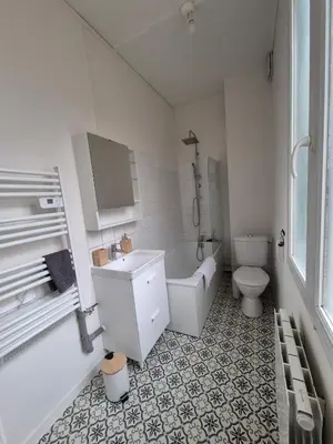 Salle de bains dans l'établissement Maison à Rouen