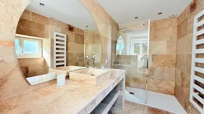 Salle de bains dans l'établissement Maison cosy dans village de charme avec commerces