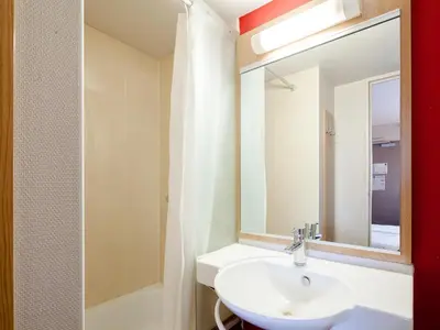 Salle de bains dans l'établissement B&B HOTEL Amiens Longueau