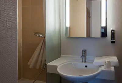 Salle de bains dans l'établissement B&B HOTEL Amiens Longueau