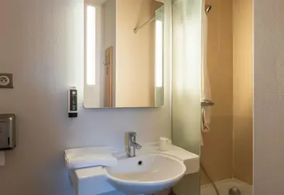 Salle de bains dans l'établissement B&B HOTEL Amiens Longueau