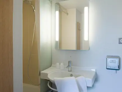 Salle de bains dans l'établissement B&B HOTEL Amiens Longueau