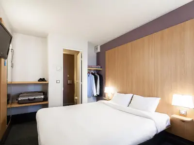 Un ou plusieurs lits dans un hébergement de l'établissement B&B HOTEL Amiens Longueau