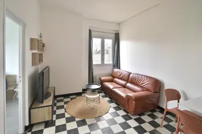 Télévision ou salle de divertissement dans l'établissement Le Cosy Chic - Avec jardin et parking