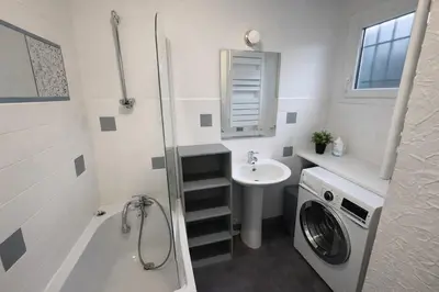 Salle de bains dans l'établissement Maison paisible à Senlis