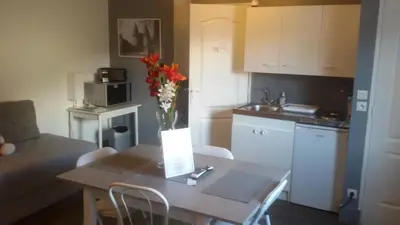 Cuisine ou kitchenette dans l'établissement Aéroport paris beauvais Appartement HOULET 10 min à pied aéroport parkingbeauvais longue durée