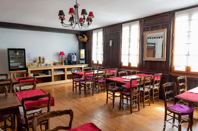 Restaurant ou autre lieu de restauration dans l'établissement Logis - Hotel & Restaurant La Corne d 'Abondance