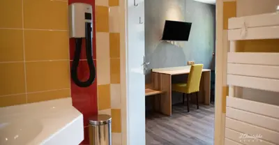 Télévision ou salle de divertissement dans l'établissement Logis - Hotel & Restaurant La Corne d 'Abondance