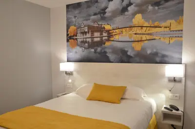 Un ou plusieurs lits dans un hébergement de l'établissement Logis Hôtel - La Chambre d'Amiens