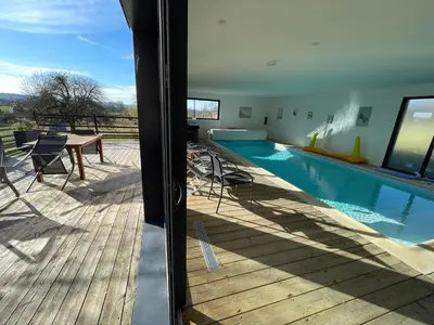 Piscine de l'établissement Gite CARAMELLE Piscine intérieure privée chauffee toute l annee et spa St Martin ou située à proximité