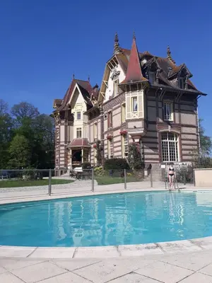 Piscine de l'établissement Château de la Râpée Hôtel restaurant ou située à proximité
