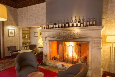 Coin salon dans l'établissement Hôtel & Restaurant Le Relais d'Aumale