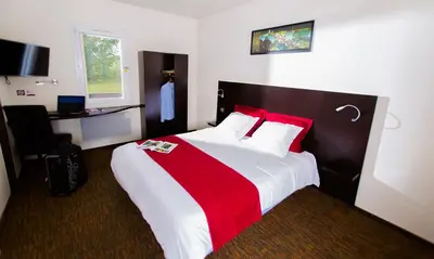 Télévision ou salle de divertissement dans l'établissement The Originals Access, Halt'Hotel, Clermont Agnetz