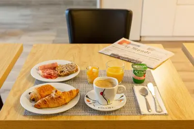 Options de petit-déjeuner proposées aux clients de l'établissement BRIT Hotel Rouen Nord - Barentin
