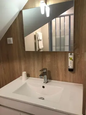 Salle de bains dans l'établissement LOGIS - Hôtel & Restaurant Saint Nicolas
