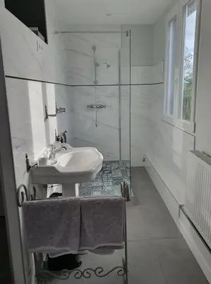 Salle de bains dans l'établissement Hôtel restaurant du Commerce