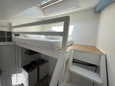 Un ou plusieurs lits superposés dans un hébergement de l'établissement ECO STUDIOS mezzanine wifi stationnement rue gratuit terrasse dans jardin