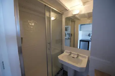 Salle de bains dans l'établissement ECO STUDIOS mezzanine wifi stationnement rue gratuit terrasse dans jardin