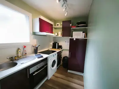 Cuisine ou kitchenette dans l'établissement LE KALEHO, Grand Duplex au coeur de Dieppe - NETFLIX