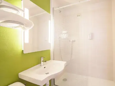 Salle de bains dans l'établissement B&B HOTEL Herblay