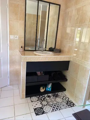 Salle de bains dans l'établissement Le Beauvaisis