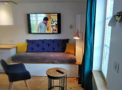 Coin salon dans l'établissement 1 appartement 2 chambres plus salon ,3 appartements rénovés , NETFLIX, lits faits à votre arrivée, serviettes de toilette, Ménage, Wifi, en hyper centre ,Plage à 190m, BOX à Vélos, paiement 3 fois sans frais, prix tout compris