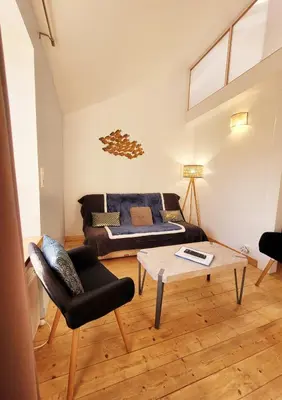 Coin salon dans l'établissement 1 appartement 2 chambres plus salon ,3 appartements rénovés , NETFLIX, lits faits à votre arrivée, serviettes de toilette, Ménage, Wifi, en hyper centre ,Plage à 190m, BOX à Vélos, paiement 3 fois sans frais, prix tout compris