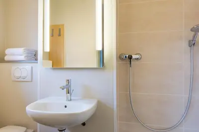 Salle de bains dans l'établissement B&B HOTEL Rouen Centre