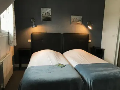 Un ou plusieurs lits dans un hébergement de l'établissement Logis Hôtel Les Airelles Neufchâtel En Bray