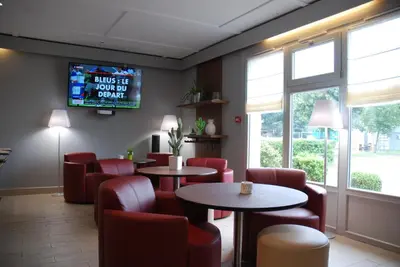 Télévision ou salle de divertissement dans l'établissement Campanile Creil - Villers-Saint-Paul