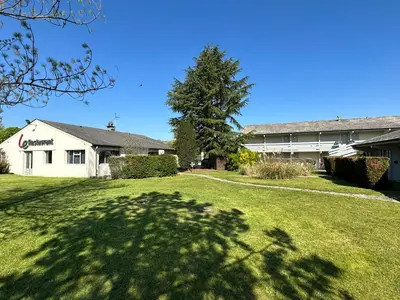 Jardin de l'établissement Campanile Rouen Sud - Cléon Elbeuf