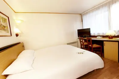 Télévision ou salle de divertissement dans l'établissement Campanile Rouen Nord - Barentin