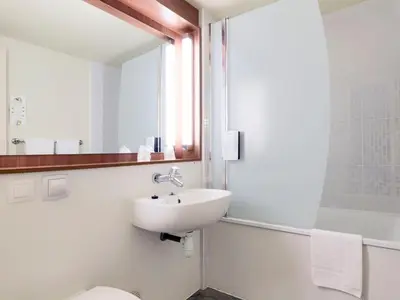 Salle de bains dans l'établissement Campanile Rouen Est - Franqueville Saint Pierre