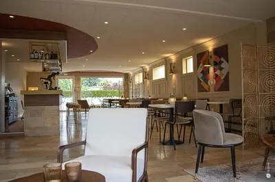 Coin salon dans l'établissement Logis Hôtel & Restaurant - Le Relais de Montigny