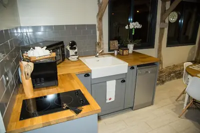 Cuisine ou kitchenette dans l'établissement La maison du Bonheur 