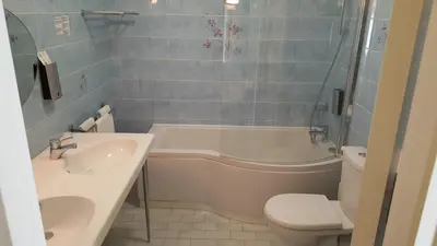 Salle de bains dans l'établissement Logis Hôtel Restaurant L'Unique