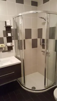 Salle de bains dans l'établissement Logis Hôtel Restaurant L'Unique