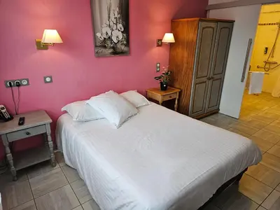 Un ou plusieurs lits dans un hébergement de l'établissement Logis Hôtel Restaurant L'Unique