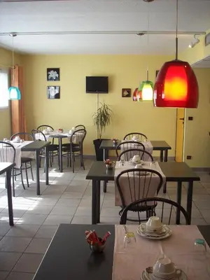 Restaurant ou autre lieu de restauration dans l'établissement Kimotel Epône-Flins