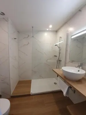 Salle de bains dans l'établissement Logis Clermotel - Hôtel & Restaurant