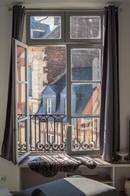 Un ou plusieurs lits dans un hébergement de l'établissement charming city center flat