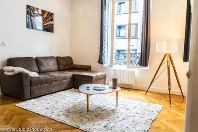 Coin salon dans l'établissement Charming Haussmannien 50m2 - city center