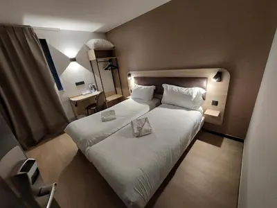 Un ou plusieurs lits dans un hébergement de l'établissement Brit Hotel Confort Rouen Centre