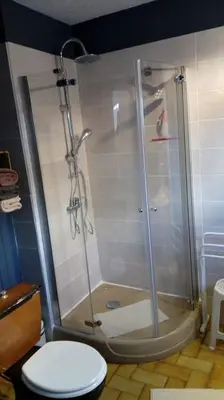 Salle de bains dans l'établissement La Roseraie de Gamaches