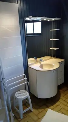 Salle de bains dans l'établissement La Roseraie de Gamaches