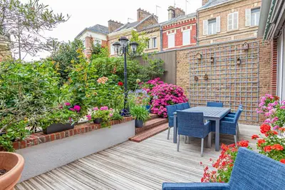 Jardin de l'établissement Maison Longuevie