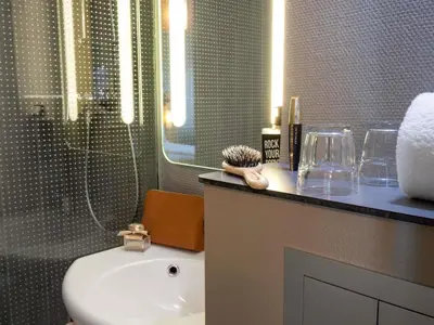 Salle de bains dans l'établissement ibis Cergy Pontoise Le Port