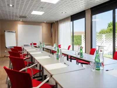Espace de conférence ou salle de réunion dans l'établissement ibis Cergy Pontoise Le Port